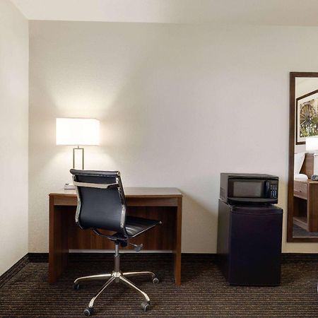 Travelodge by Wyndham Vaughn Eksteriør bilde
