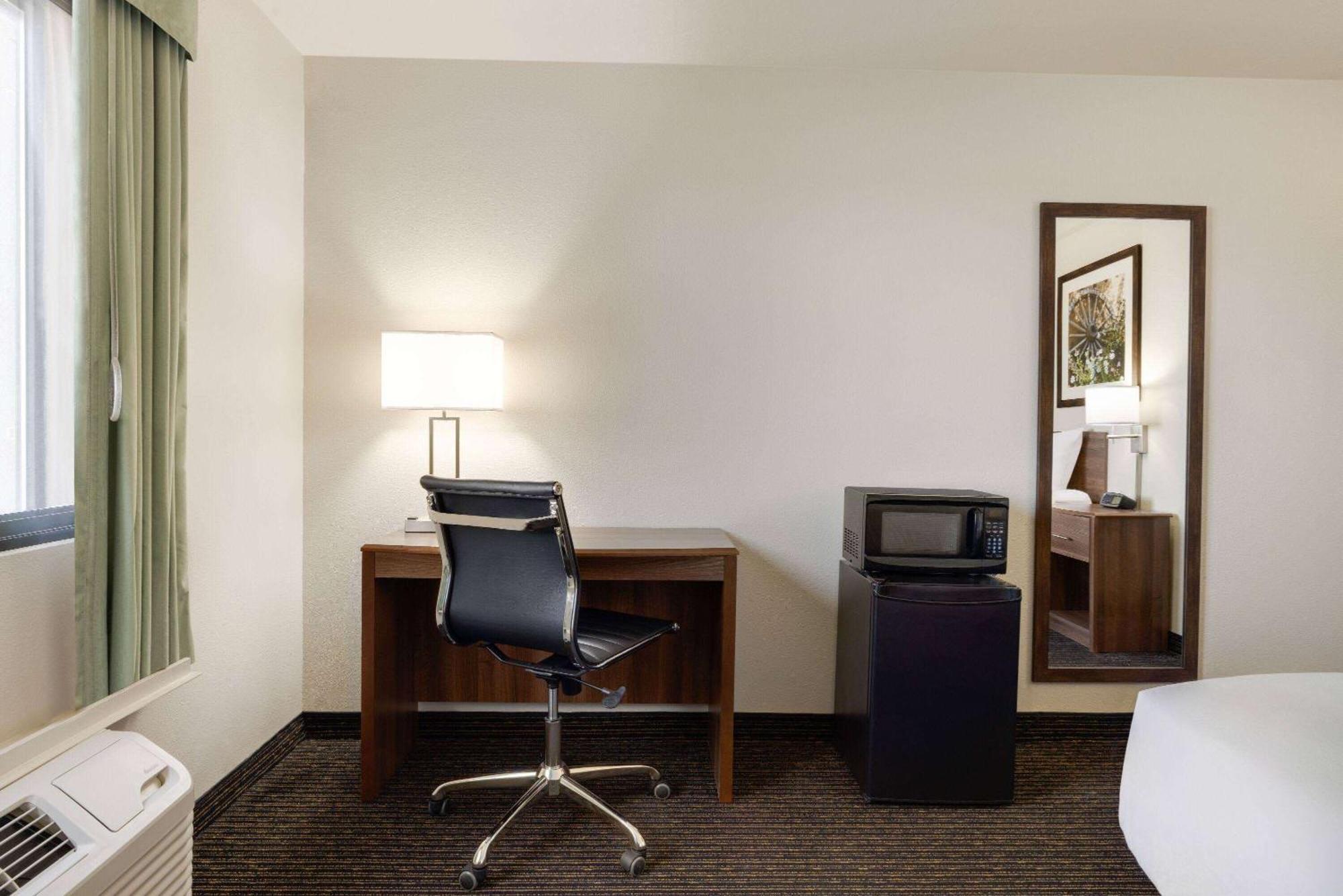 Travelodge by Wyndham Vaughn Eksteriør bilde